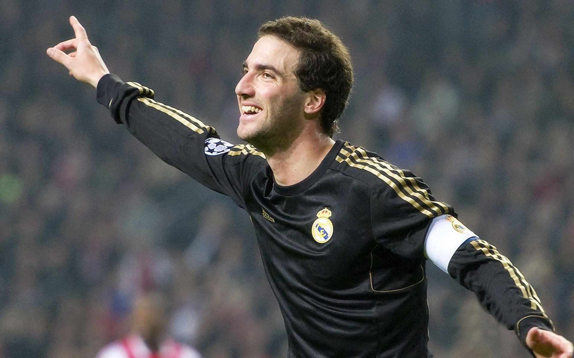 开云体育入口-LOL赛后选手落泪引发网友共情圈粉无数，lol职业比赛选手后面的人是什么